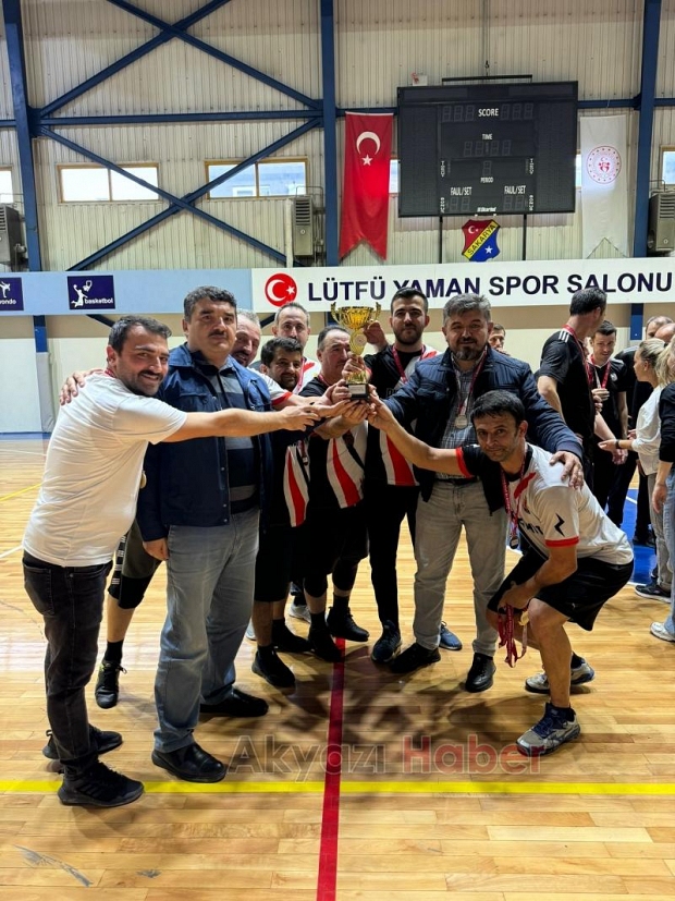 Akyazılı öğretmenler turnuvada şampiyon