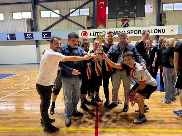 Akyazılı öğretmenler turnuvada şampiyon