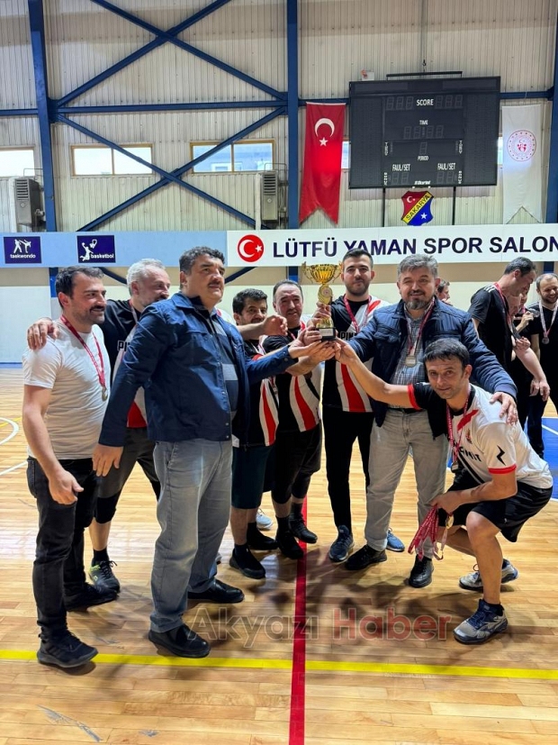 Akyazılı öğretmenler turnuvada şampiyon