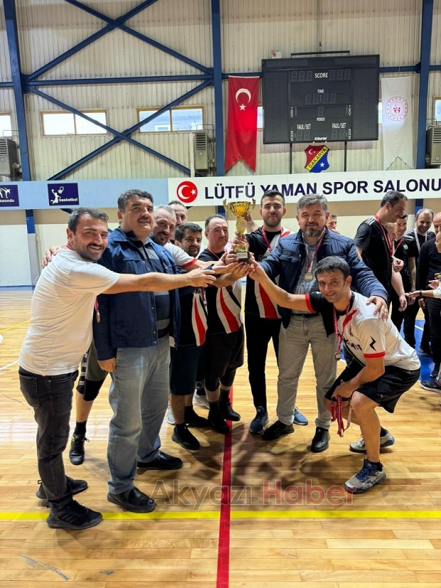 Akyazılı öğretmenler turnuvada şampiyon