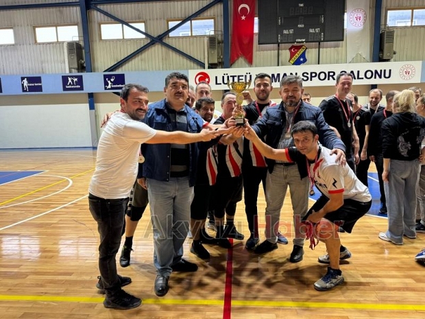 Akyazılı öğretmenler turnuvada şampiyon