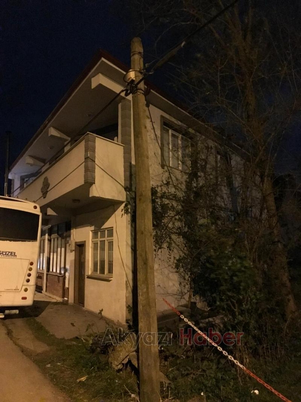 Ağaçlar fırtınaya dayanamayıp yıkıldı
