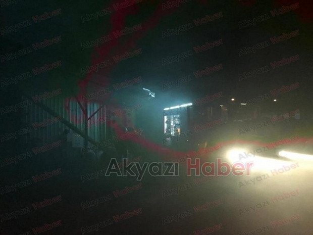 Akyazıda mangal kömürü üretim tesisinde yangın çıktı
