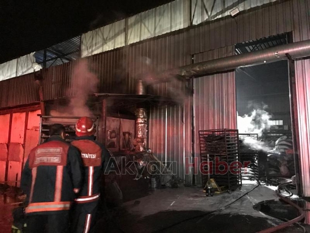 Akyazıda mangal kömürü üretim tesisinde yangın çıktı
