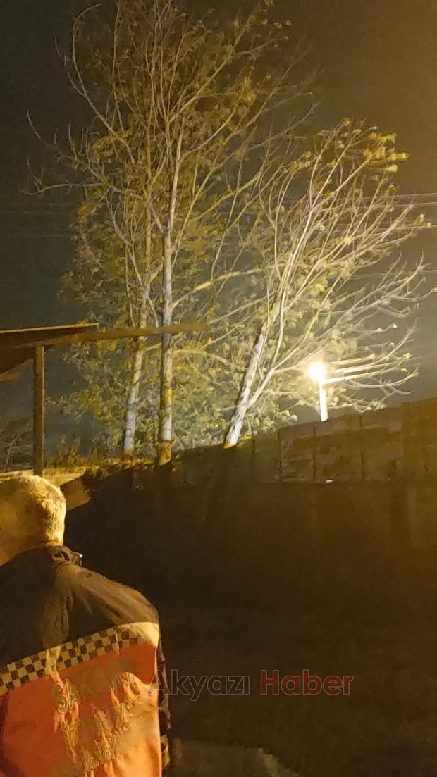 Fırtına Akyazıyı yıkıp geçti