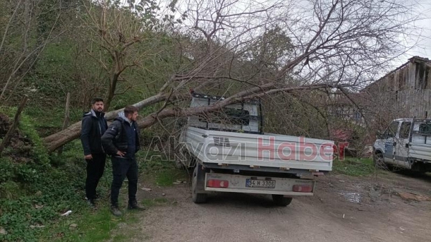 Fırtına Akyazıyı yıkıp geçti