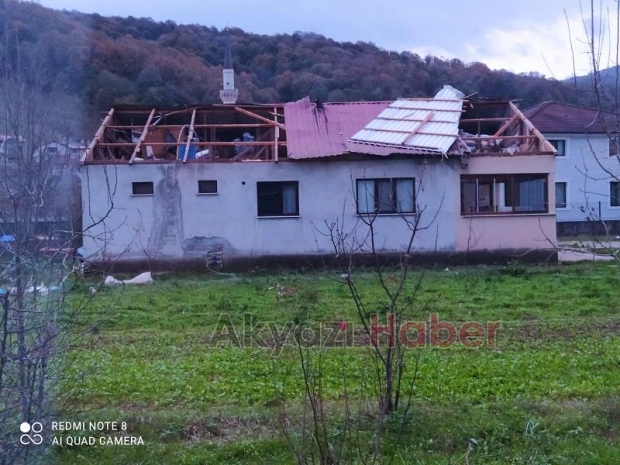Fırtına Akyazıyı yıkıp geçti