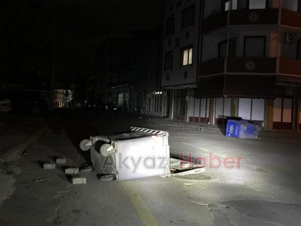 Fırtına Akyazıyı yıkıp geçti