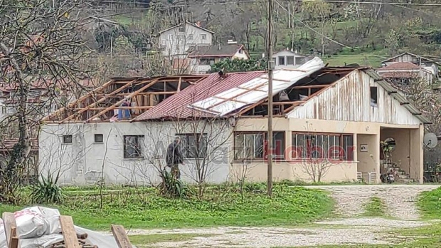 Fırtına Akyazıyı yıkıp geçti