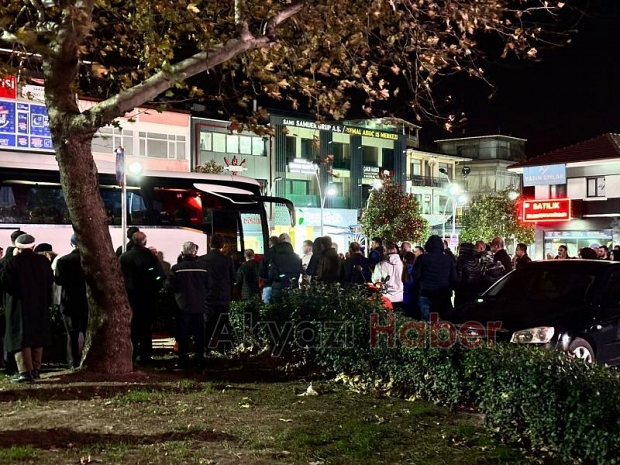 Akyazıda umre kafilesi dualarla uğurlandı