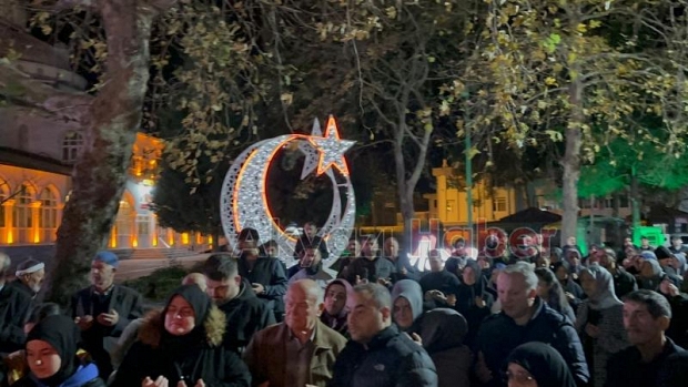 Akyazıda umre kafilesi dualarla uğurlandı