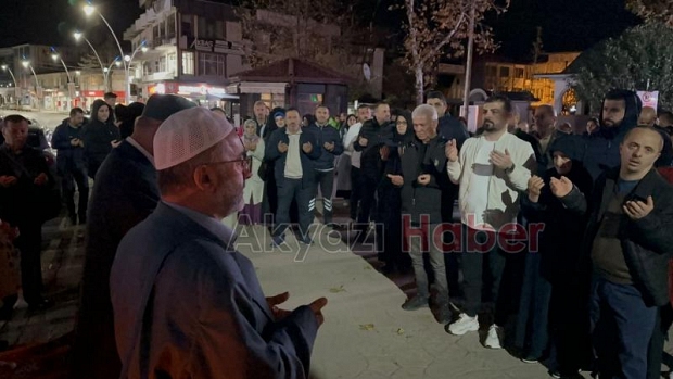 Akyazıda umre kafilesi dualarla uğurlandı