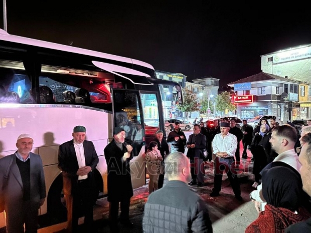 Akyazıda umre kafilesi dualarla uğurlandı