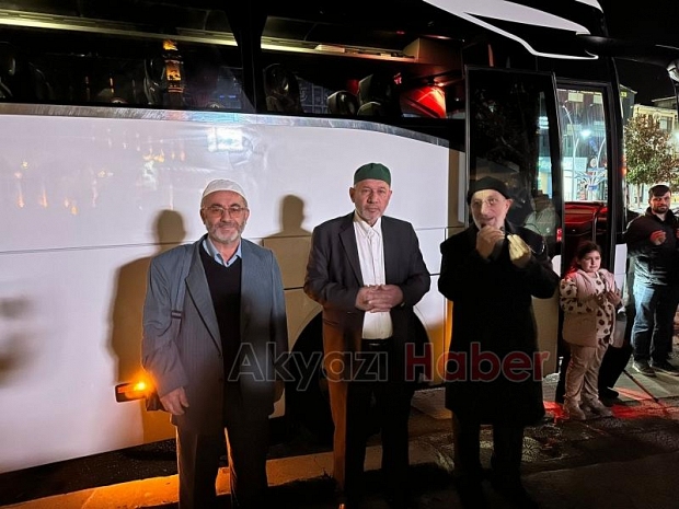 Akyazıda umre kafilesi dualarla uğurlandı