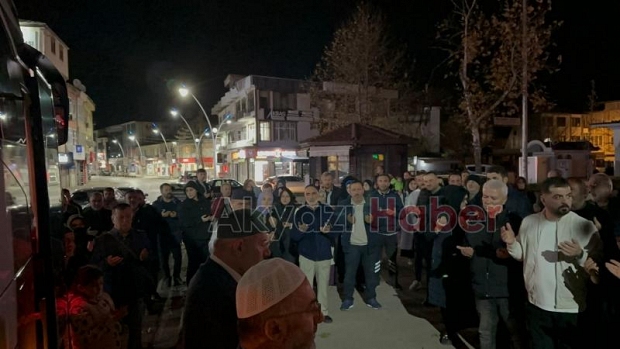 Akyazıda umre kafilesi dualarla uğurlandı