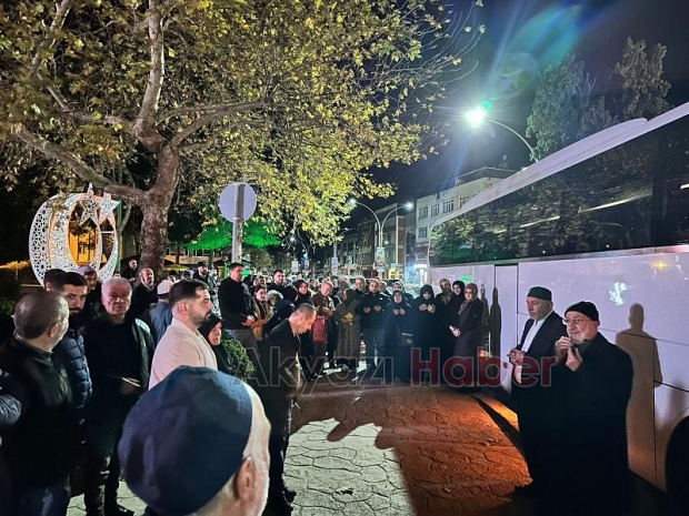 Akyazıda umre kafilesi dualarla uğurlandı