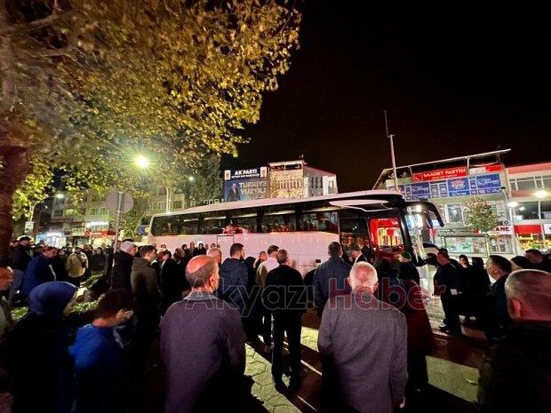 Akyazıda umre kafilesi dualarla uğurlandı