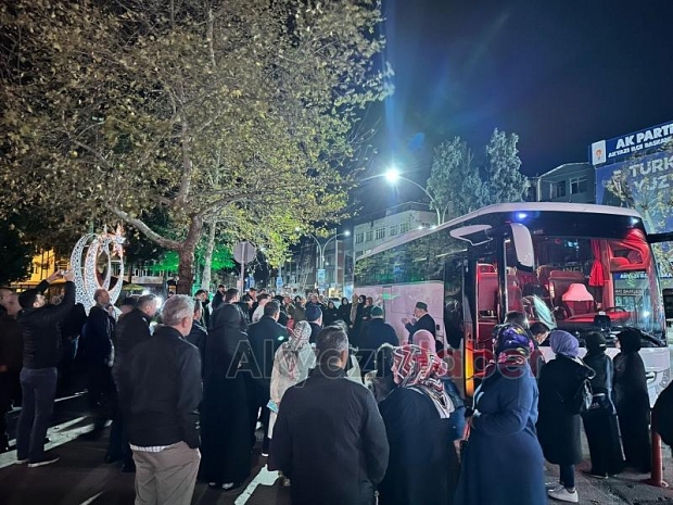 Akyazıda umre kafilesi dualarla uğurlandı
