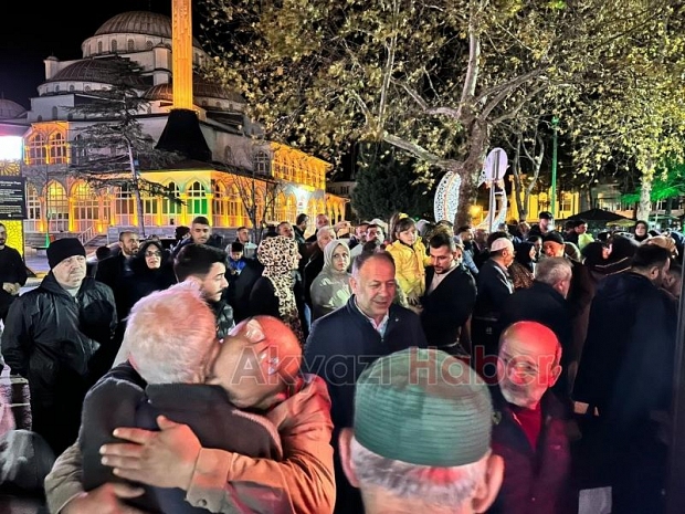 Akyazıda umre kafilesi dualarla uğurlandı
