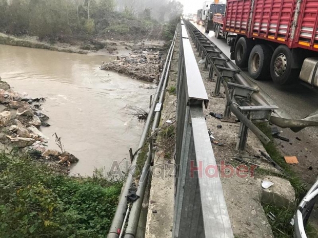 Mudurnu Köprüsünde feci kaza 3 yaralı