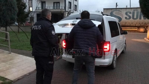 Akyazıda aranan 2 firari yakalandı