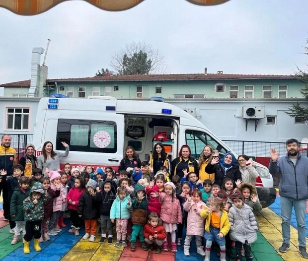 Cumhuriyet Anaokulu öğrencilerine ambulans tanıtıldı