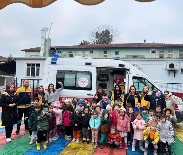 Cumhuriyet Anaokulu öğrencilerine ambulans tanıtıldı