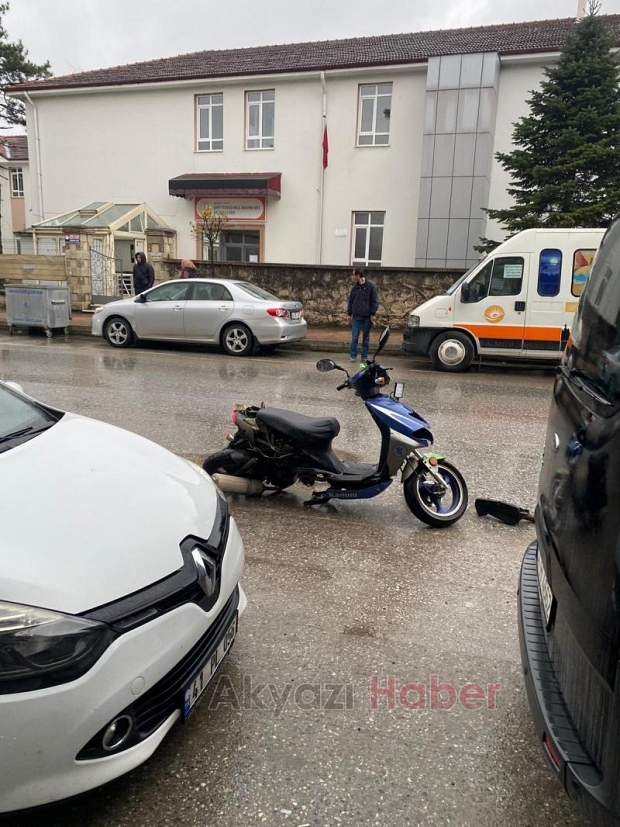 Motosiklet ile otomobil çarpıştı