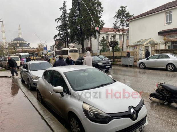 Motosiklet ile otomobil çarpıştı