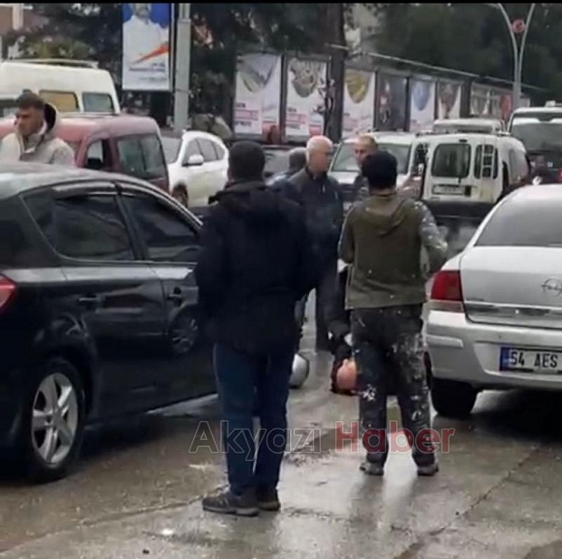 Motosiklet ile otomobil çarpıştı