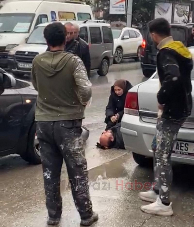 Motosiklet ile otomobil çarpıştı