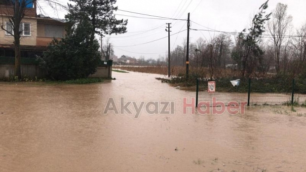 Akyazıda şiddetli yağış cadde ve sokaklara göle çevirdi