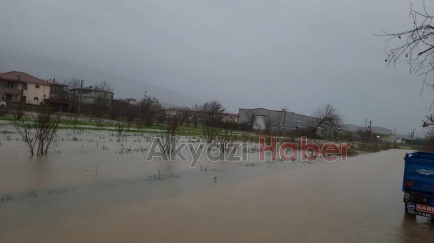 Akyazıda şiddetli yağış cadde ve sokaklara göle çevirdi