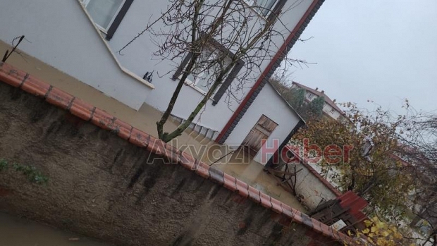 Akyazıda şiddetli yağış cadde ve sokaklara göle çevirdi