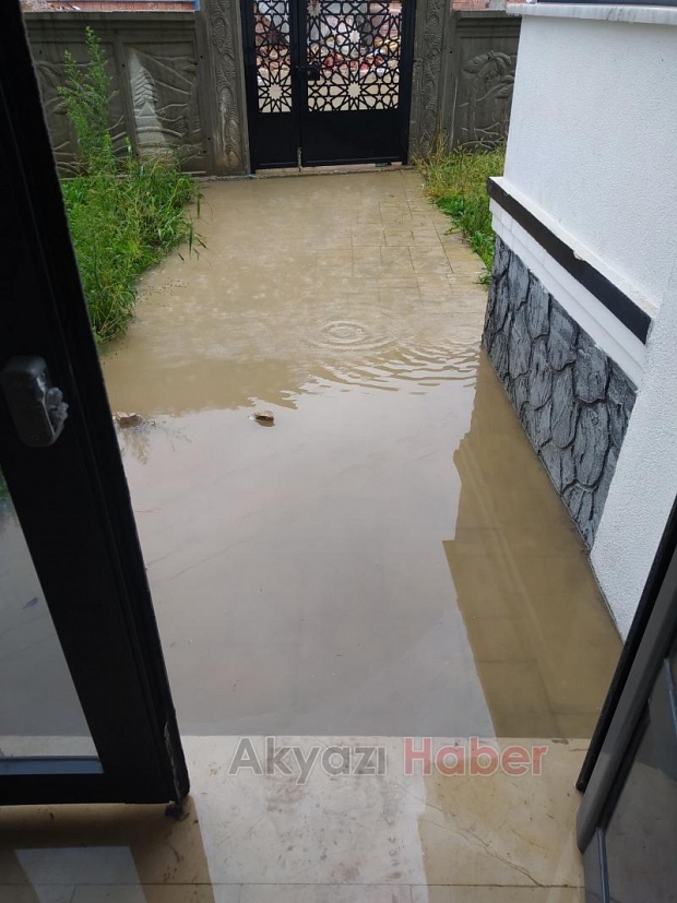 Akyazıda şiddetli yağış cadde ve sokaklara göle çevirdi