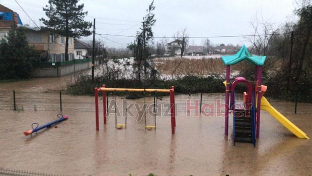 Akyazıda şiddetli yağış cadde ve sokaklara göle çevirdi