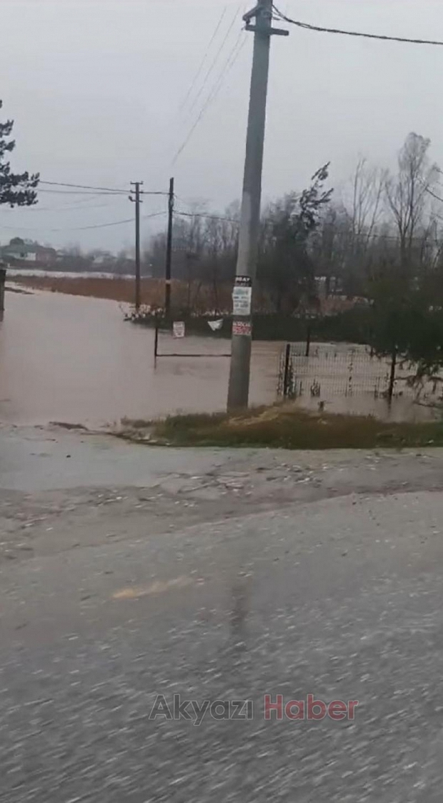 Akyazıda dere taştı yollar suyla doldu