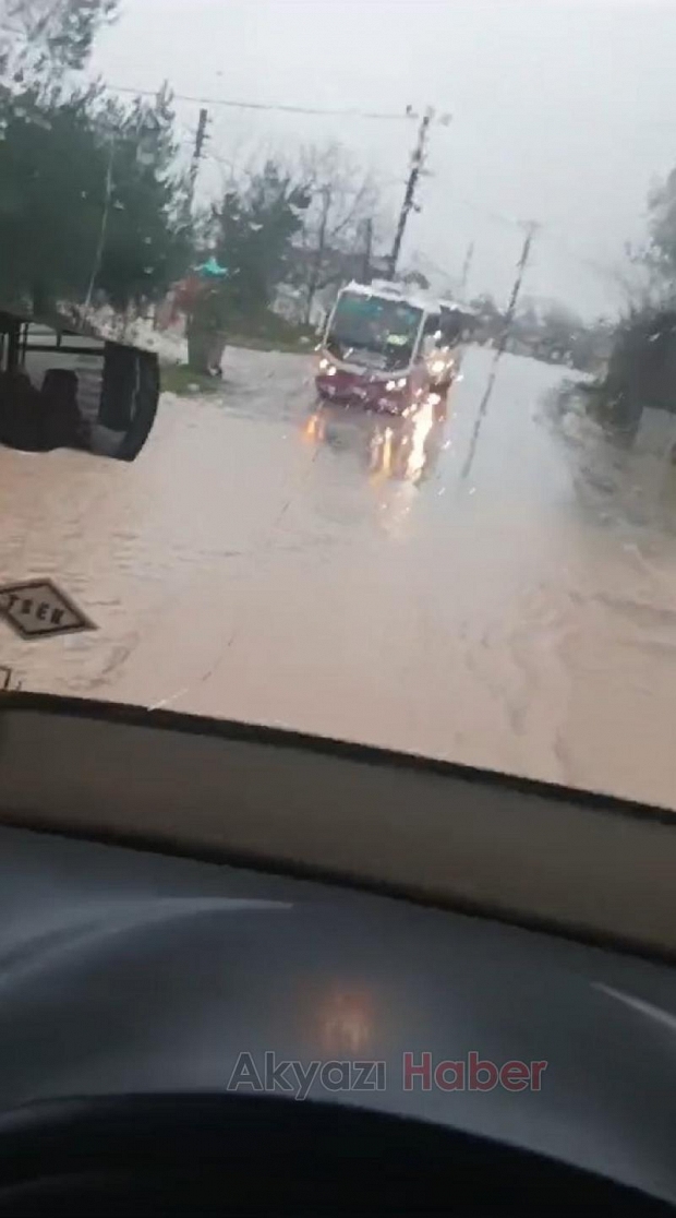 Akyazıda dere taştı yollar suyla doldu