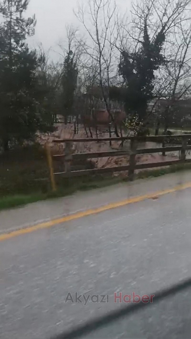 Akyazıda dere taştı yollar suyla doldu