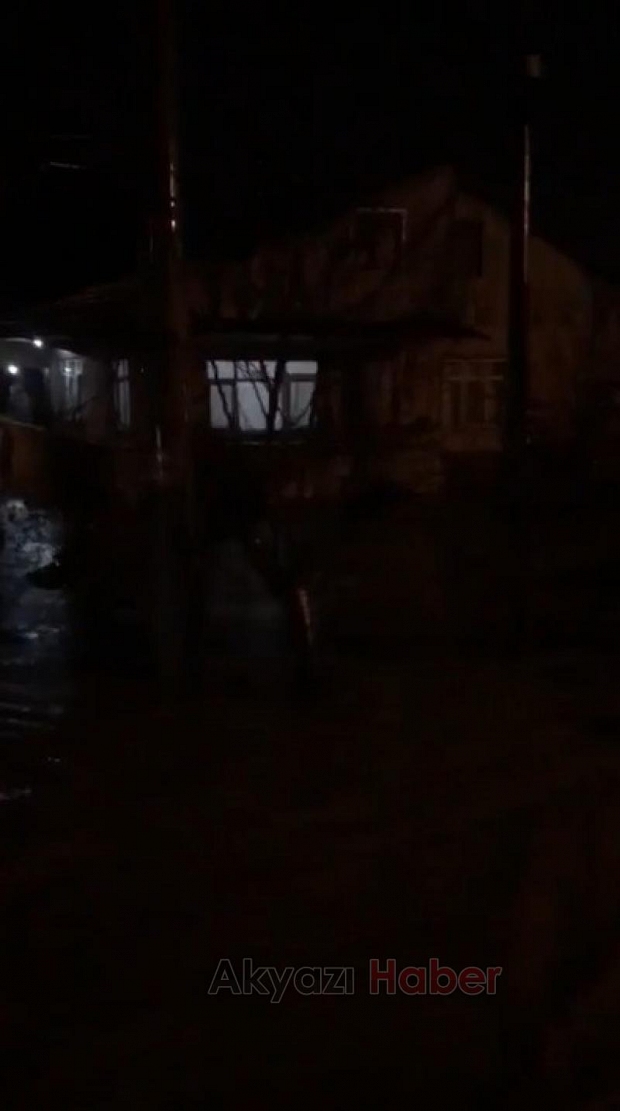 Akyazıda dere taştı yollar suyla doldu