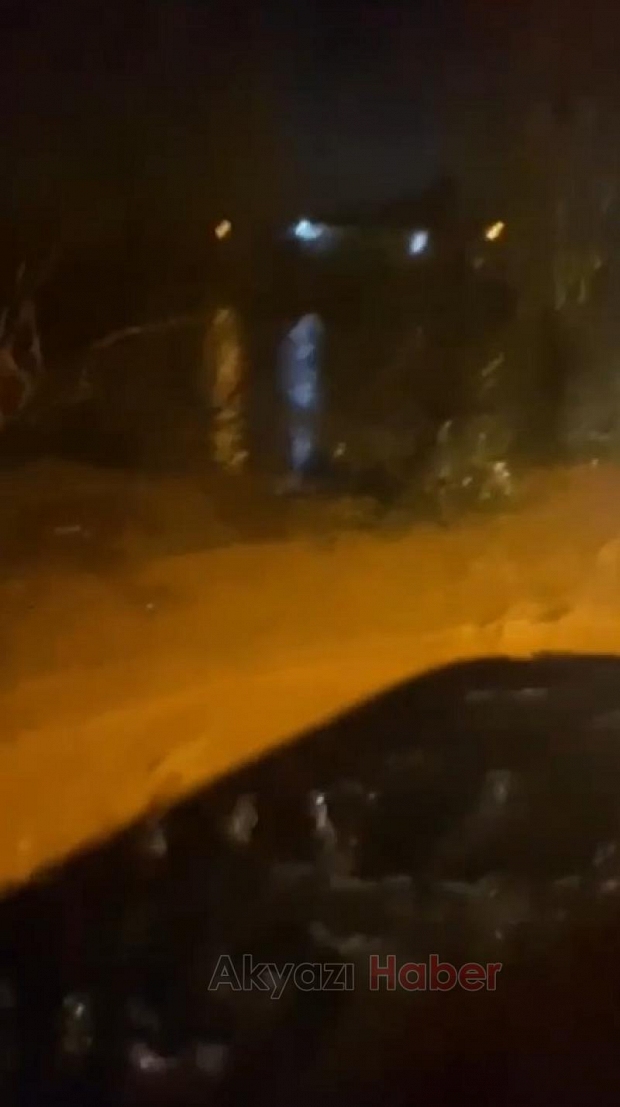 Akyazıda dere taştı yollar suyla doldu