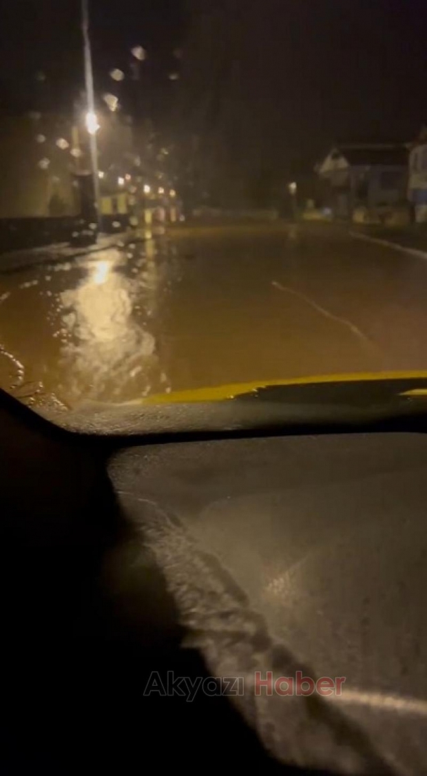 Akyazıda dere taştı yollar suyla doldu