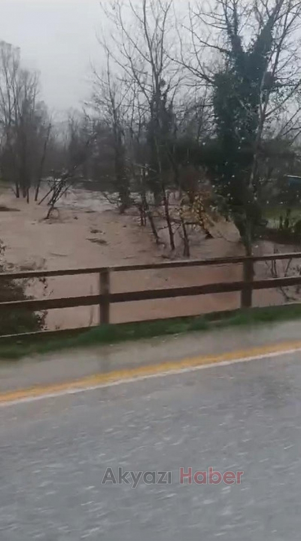 Akyazıda dere taştı yollar suyla doldu