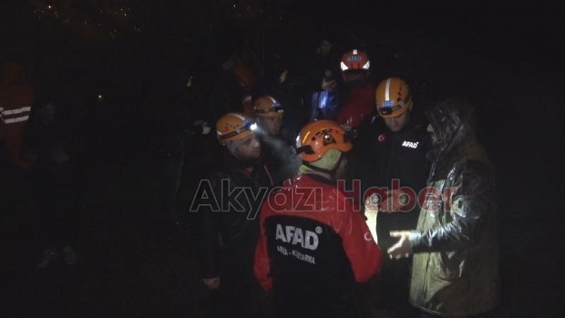 Arama kurtarma ekibi de toprak altında kaldı