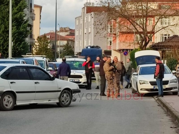 Parkın ortasında kız arkadaşını silahla rehin aldı