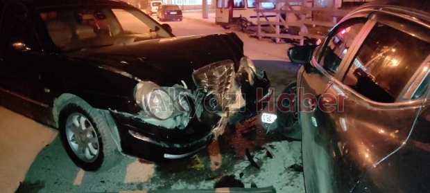 Otomobiller çarpıştı