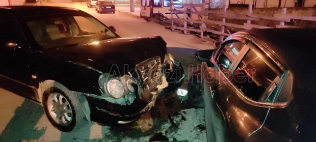 Otomobiller çarpıştı