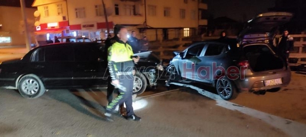 Otomobiller çarpıştı