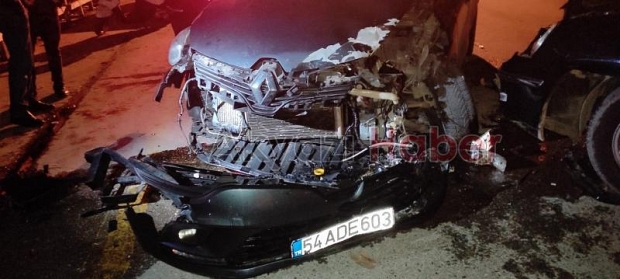 Otomobiller çarpıştı