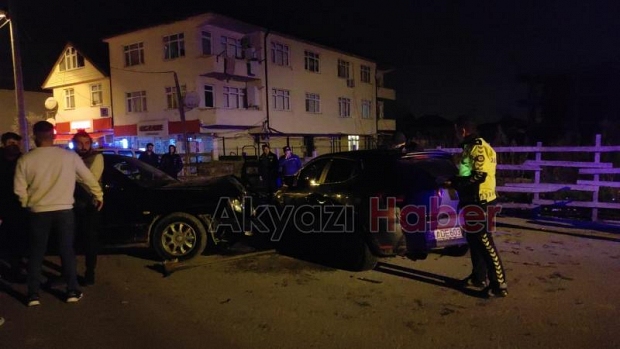 Otomobiller çarpıştı